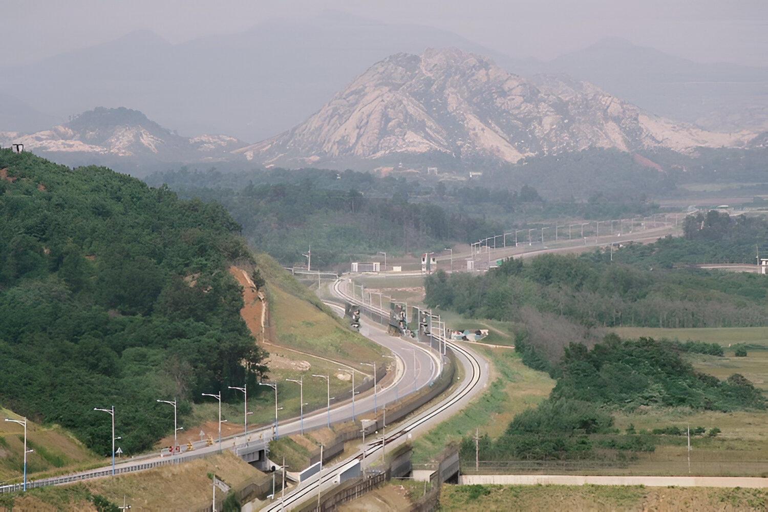 Korea Utara Ledakkan Jalan Penghubung dengan Korea Selatan: Ketegangan Meningkat di Perbatasan