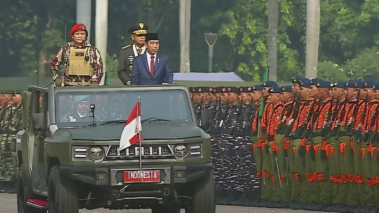 Try Sutrisno, Jokowi, tidak berjabat tangan, viral, Istana Kepresidenan, HUT TNI ke-79, Jakarta, protokol presiden, VVIP, penghormatan.