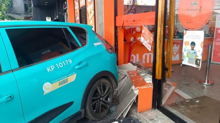 Taksi Listrik Tanpa Sopir Tabrak Restoran di Tangerang, Kerusakan Ditaksir Rp 4 Juta