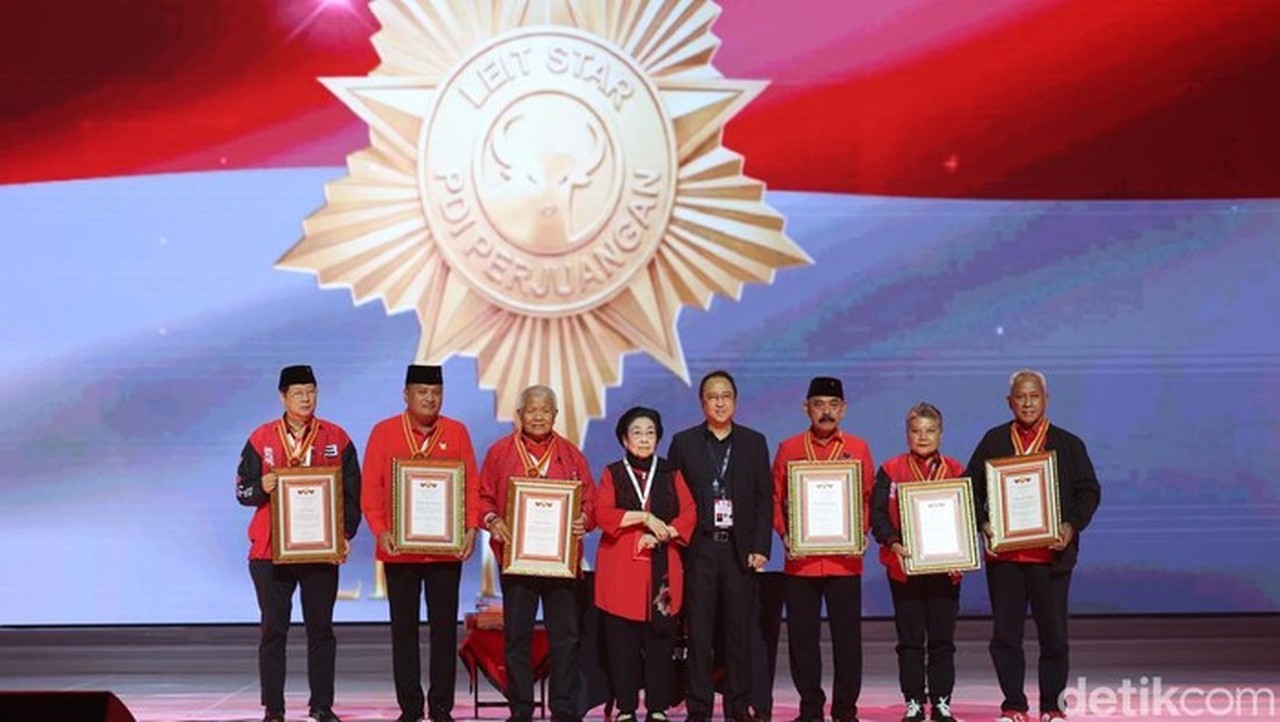 PDIP Anugerahi 6 Tokoh Senior Penghargaan ‘Leit Star’ di HUT ke-53 Partai