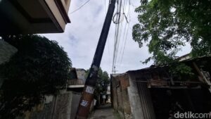 Tradisi Pukul Tiang Listrik di Cengkareng dan Cikoko: Penanda Waktu dan Keamanan Malam