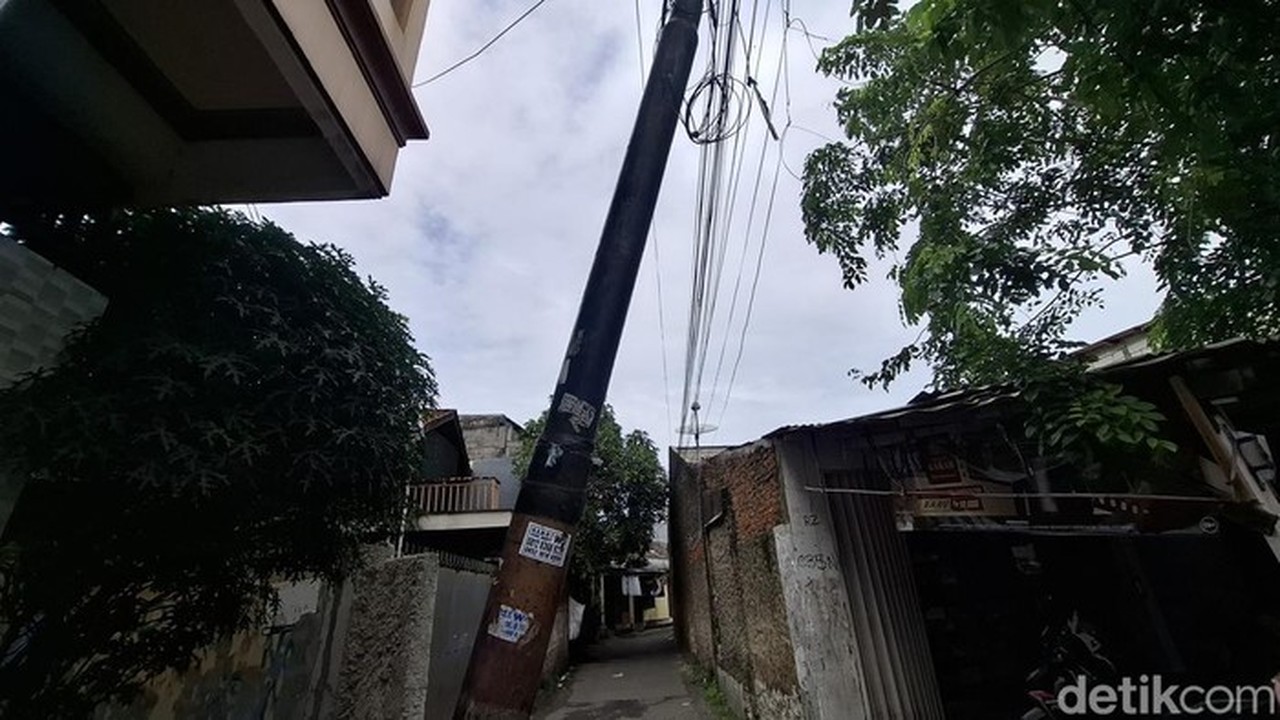 Tradisi Pukul Tiang Listrik di Cengkareng dan Cikoko: Penanda Waktu dan Keamanan Malam