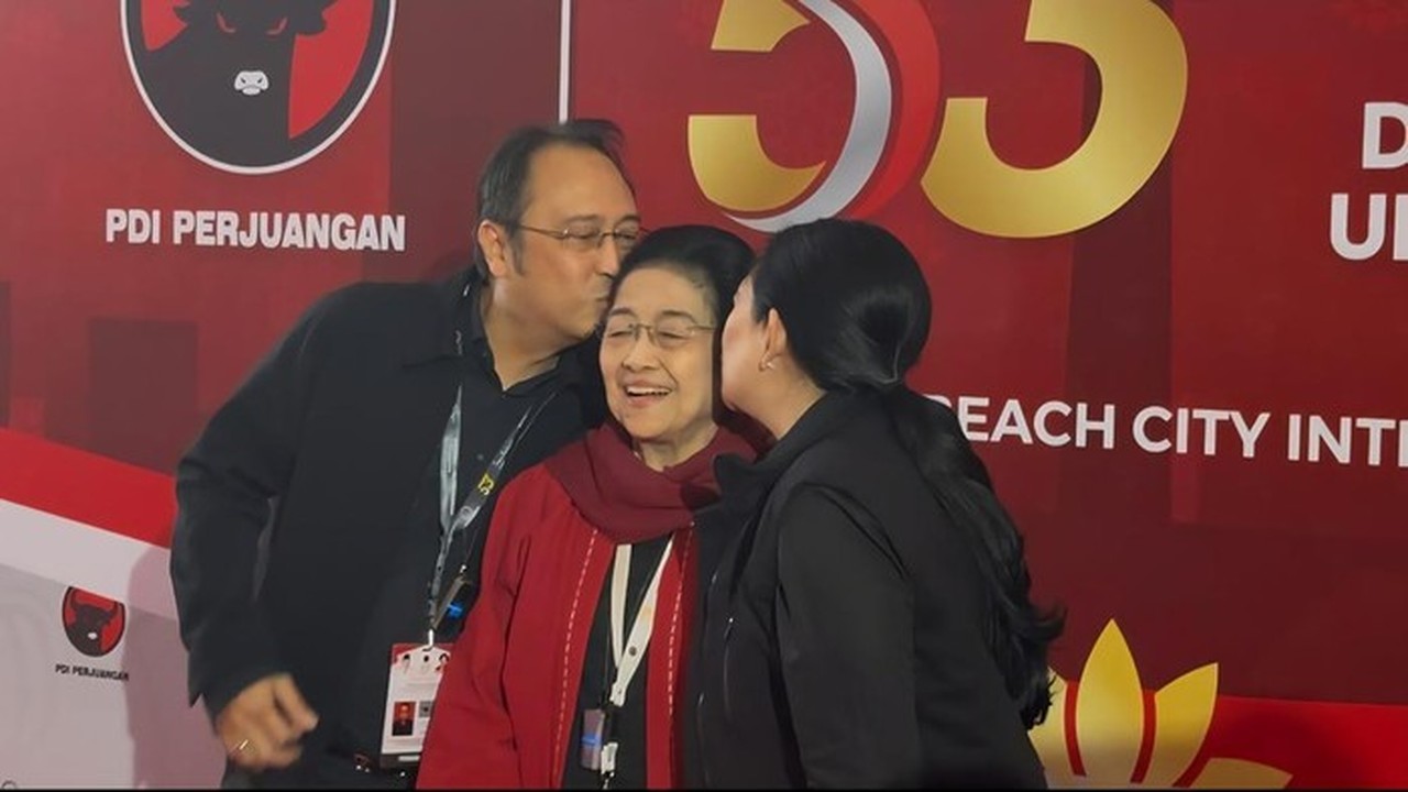 Momen Hangat Puan dan Prananda Cium Pipi Megawati di Tengah Rakernas PDIP