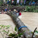 Warga Serang Bersama Relawan Bersihkan Sungai Cibanten untuk Antisipasi Banjir