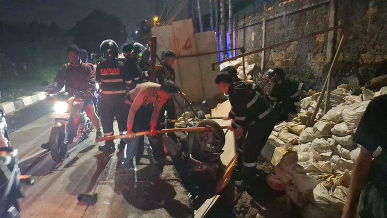 Pria di Bogor Dikeroyok Gerombolan Pemotor, Motor Nyungsep ke Lubang Galian Pria di Bogor Dikeroyok Gerombolan Pemotor, Motor Nyungsep ke Lubang Galian