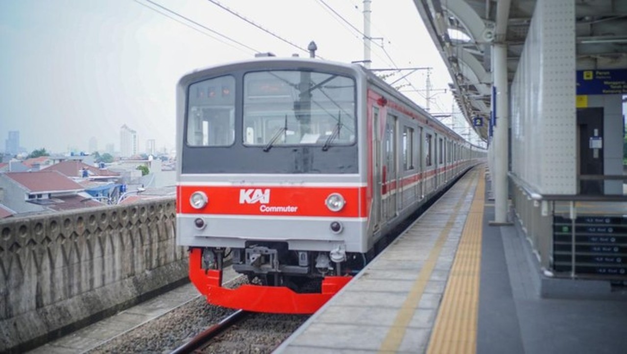 Banjir Genangi Jalur KRL Angke-Kampung Bandan, Perjalanan Commuter Line Terganggu
