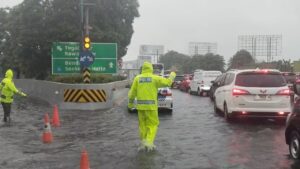 Genangan Air 60 Cm Lumpuhkan Sejumlah Titik Tol Sedyatmo Akibat Hujan Deras