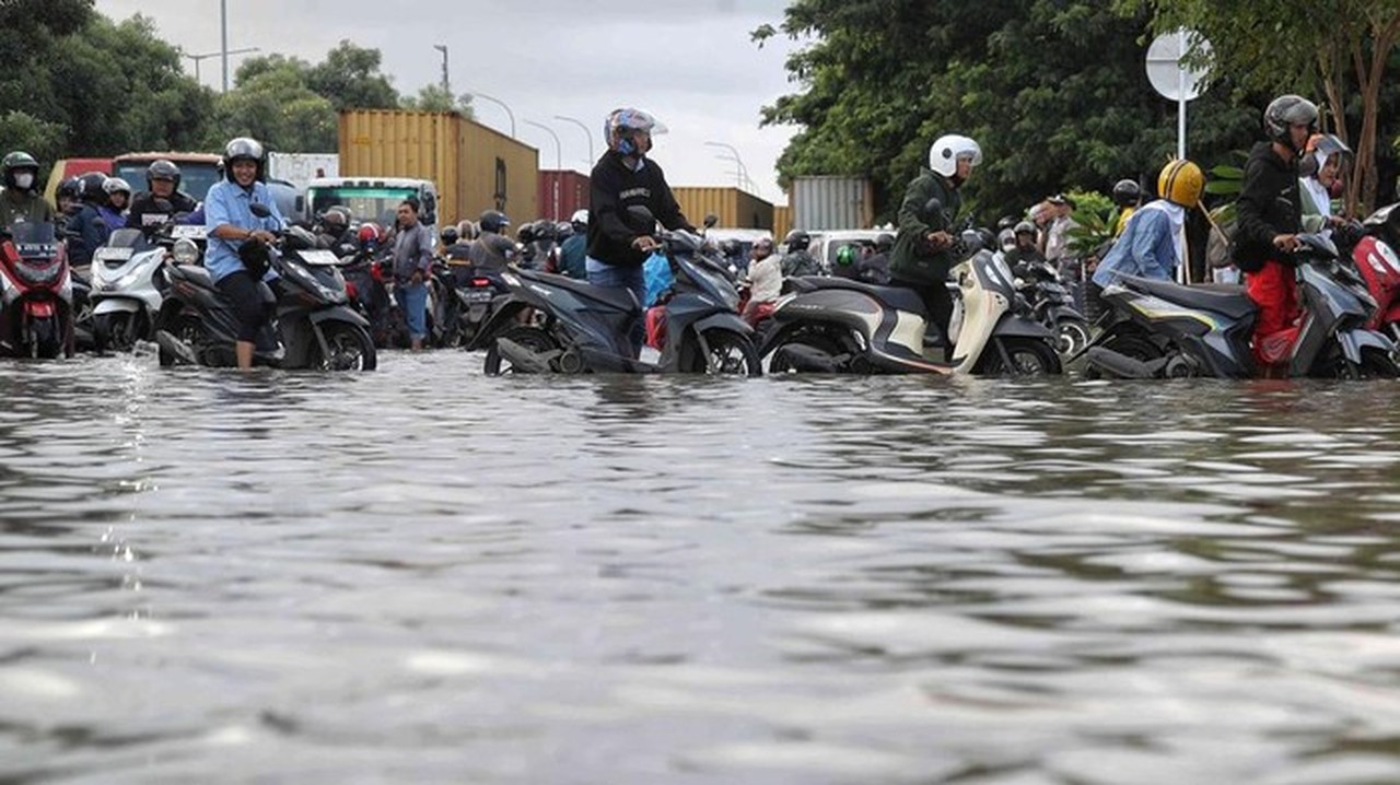 Jakarta Dilanda Banjir, Enam RT dan Empat Ruas Jalan Tergenang Akibat Hujan Deras Jakarta Dilanda Banjir, Enam RT dan Empat Ruas Jalan Tergenang Akibat Hujan Deras