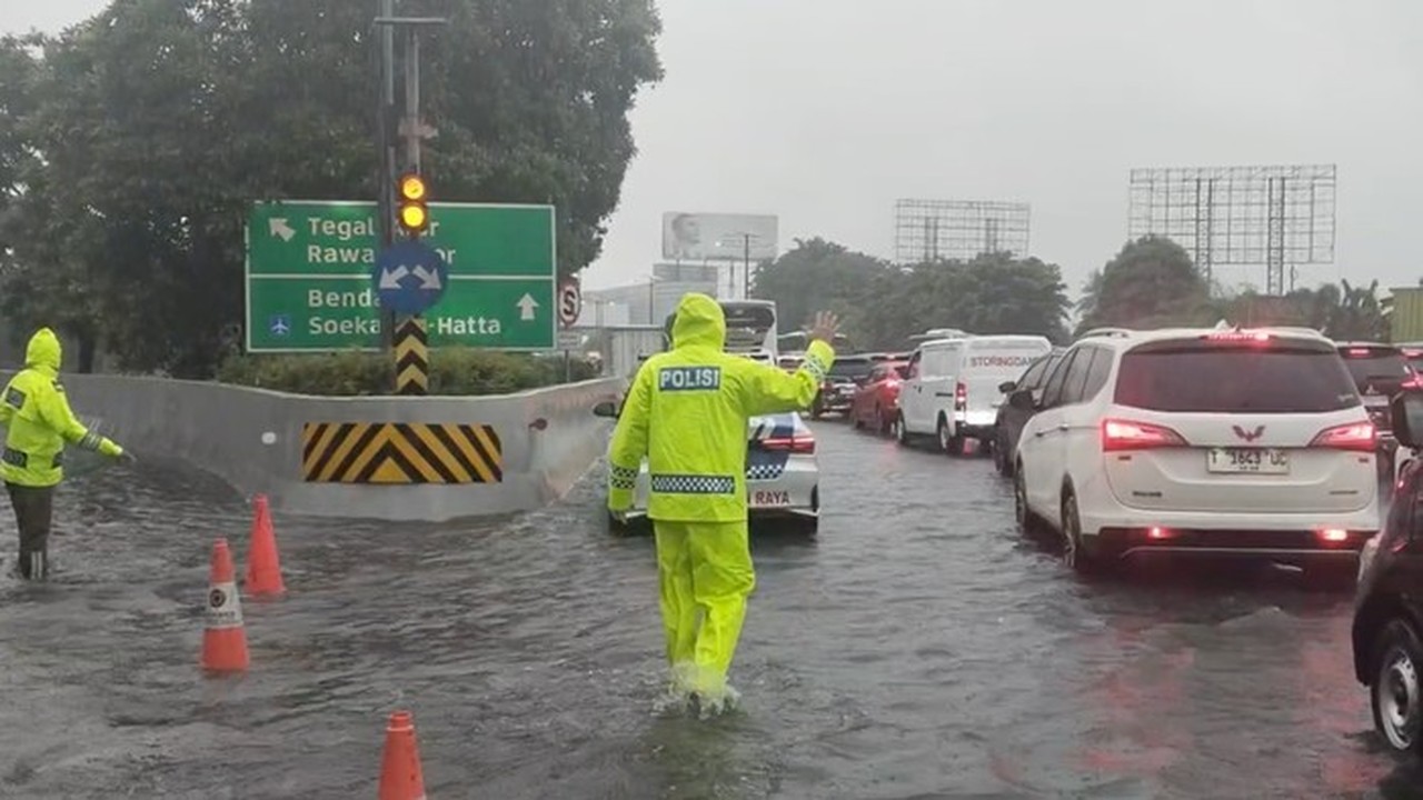 Genangan Air 40 Cm di Rawa Bokor Sebabkan Macet Parah Tol Cengkareng