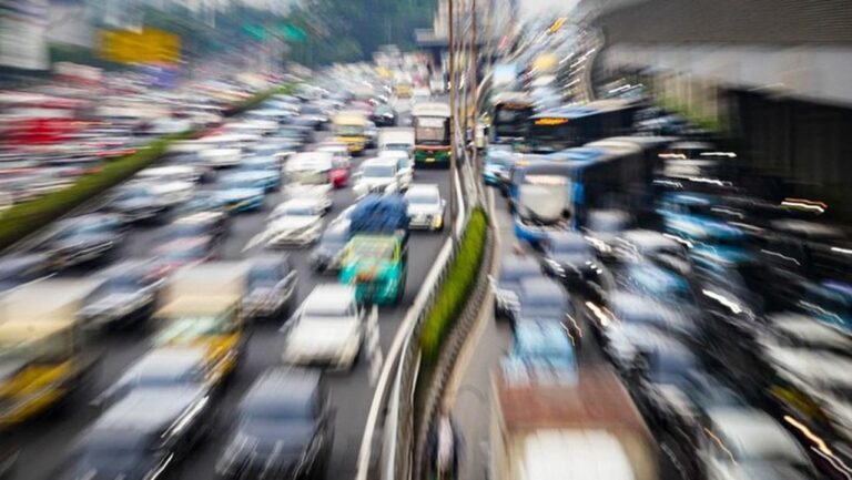 Macet Parah di Tol Arah Jakarta Akibat Hujan Deras dan Volume Kendaraan Tinggi