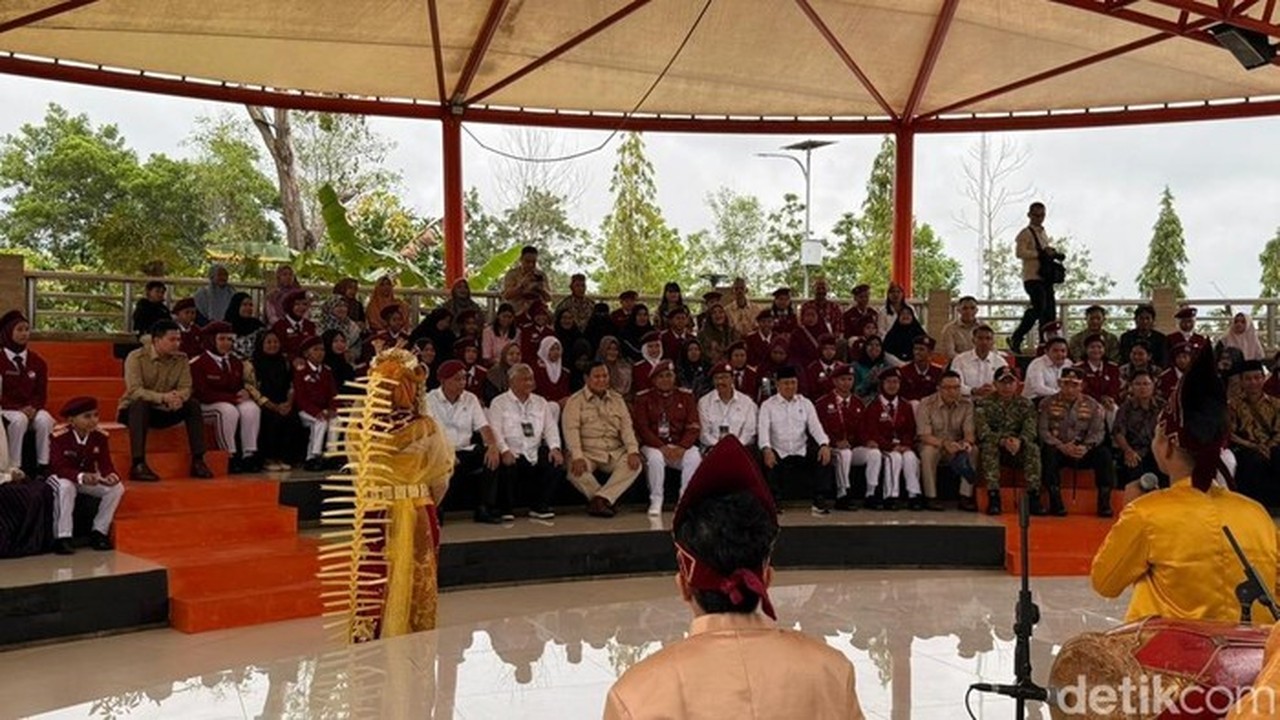 Prabowo Subianto Resmikan 166 Sekolah Rakyat, Tonton Musik Tradisional Bersama Siswa Prabowo Subianto Resmikan 166 Sekolah Rakyat, Tonton Musik Tradisional Bersama Siswa