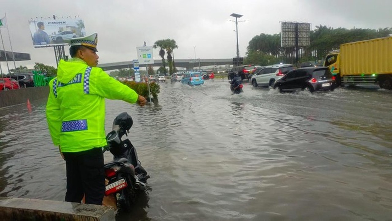 Banjir Landa Kawasan Bandara Soekarno-Hatta, Lalu Lintas Lumpuh di Sejumlah Titik Banjir Landa Kawasan Bandara Soekarno-Hatta, Lalu Lintas Lumpuh di Sejumlah Titik