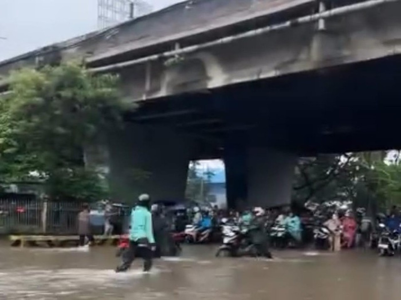 Banjir Jembatan Tiga Jakarta Utara: Pemotor Terpaksa Matikan Mesin Terobos Genangan Air Banjir Jembatan Tiga Jakarta Utara: Pemotor Terpaksa Matikan Mesin Terobos Genangan Air