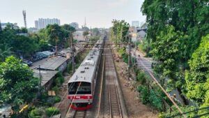 Pohon Tumbang Ganggu Perjalanan KRL Jakarta Kota-Tanjung Priok, 4 Perjalanan Dibatalkan