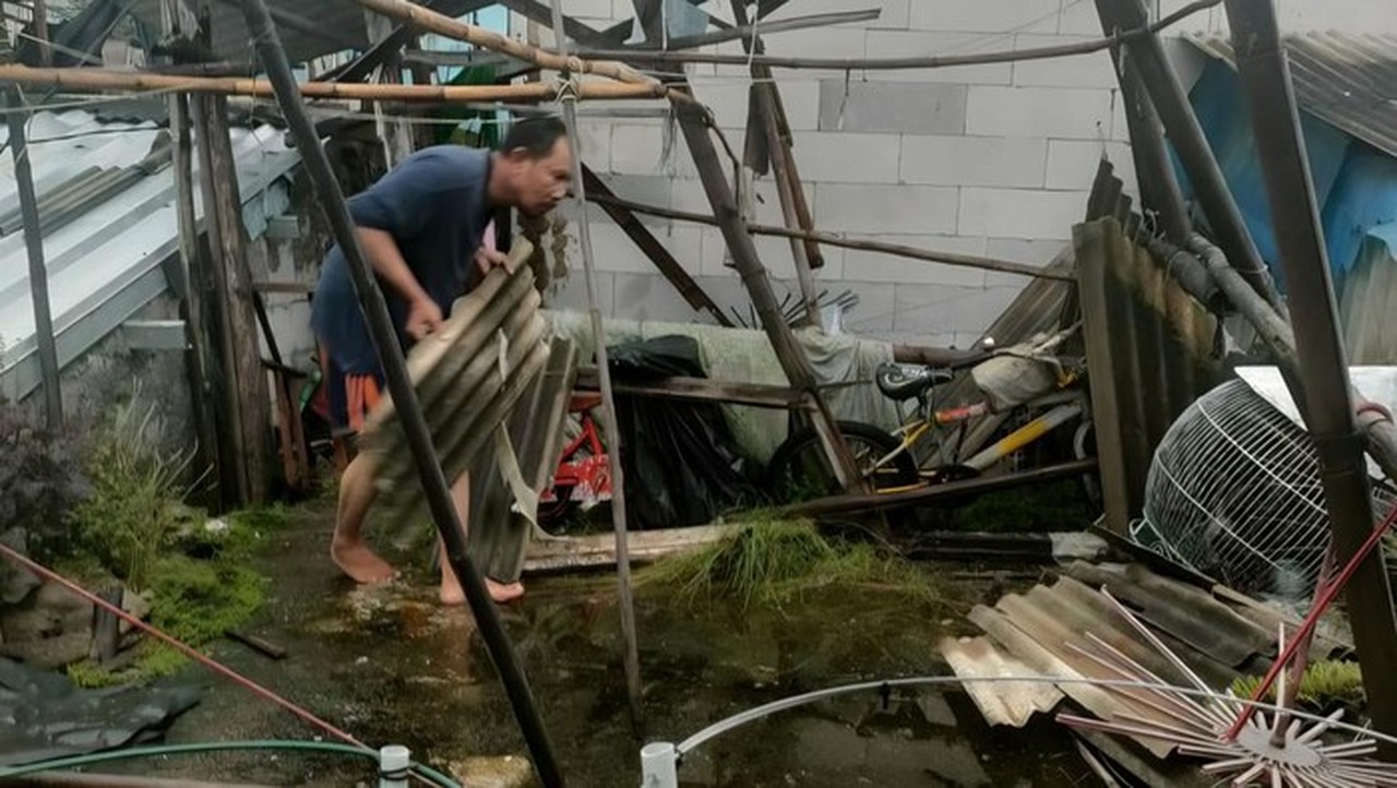 Atap Rumah Ambruk Diterjang Hujan Deras di Bogor, Bangunan Dinyatakan Tak Layak Huni Atap Rumah Ambruk Diterjang Hujan Deras di Bogor, Bangunan Dinyatakan Tak Layak Huni
