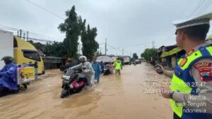 Banjir Pantura Kudus-Pati Lumpuhkan Arus Lalu Lintas, Ratusan Motor Mogok Terendam Genangan