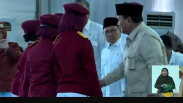 Kejutan di Peresmian Sekolah Rakyat: Siswa Serahkan Novel Karya Sendiri ke Presiden Prabowo Kejutan di Peresmian Sekolah Rakyat: Siswa Serahkan Novel Karya Sendiri ke Presiden Prabowo