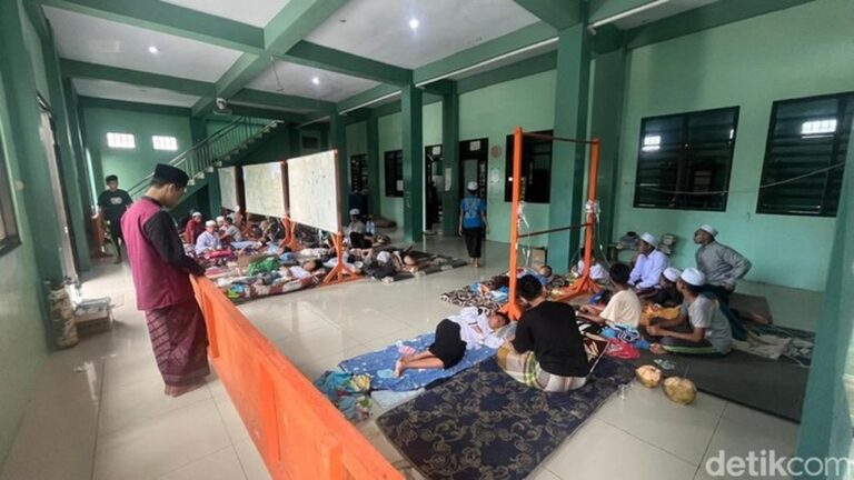 261 Pelajar Mojokerto Diduga Keracunan Usai Santap Makan Bergizi Gratis, Dapur MBG Dihentikan 261 Pelajar Mojokerto Diduga Keracunan Usai Santap Makan Bergizi Gratis, Dapur MBG Dihentikan