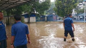 Banjir Terjang Sawangan Depok, Kantor Samsat dan Bank Tergenang, Layanan Tutup Sementara