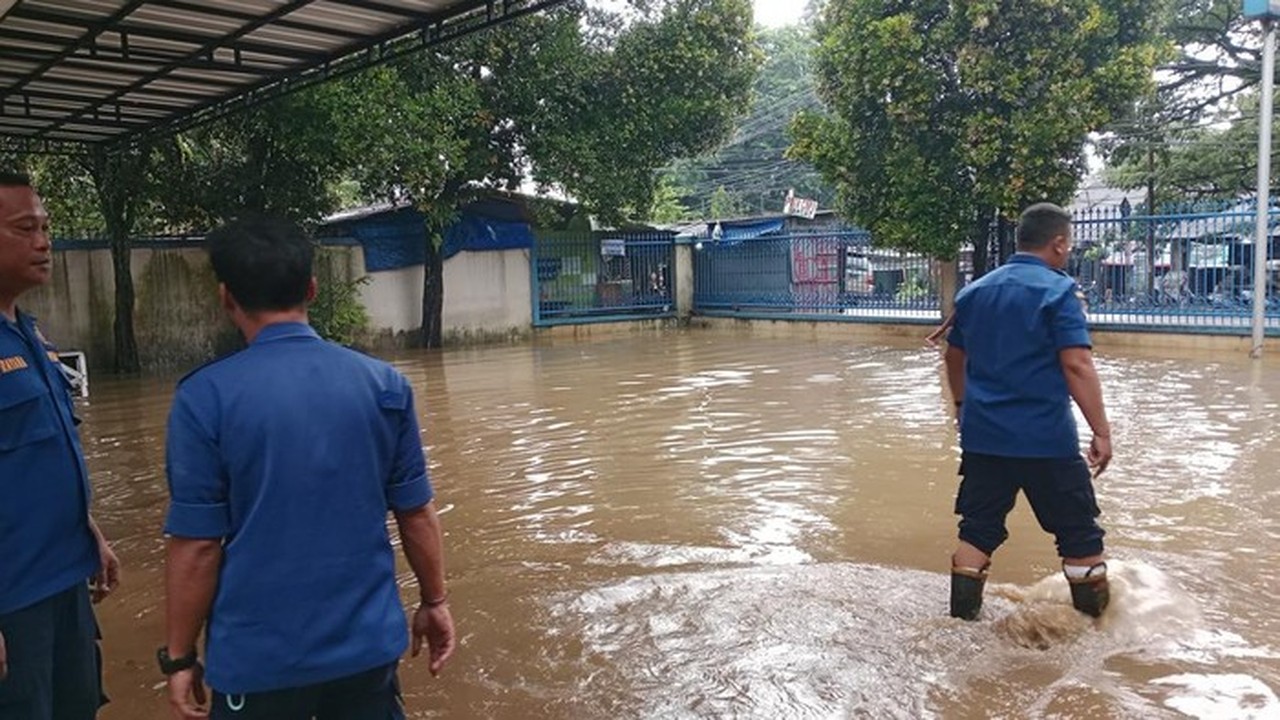 Banjir Terjang Sawangan Depok, Kantor Samsat dan Bank Tergenang, Layanan Tutup Sementara Banjir Terjang Sawangan Depok, Kantor Samsat dan Bank Tergenang, Layanan Tutup Sementara