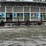 Banjir Masih Rendam Jalan Mangga Dua Raya, Pemotor Nekat Lewati Jalur TransJakarta