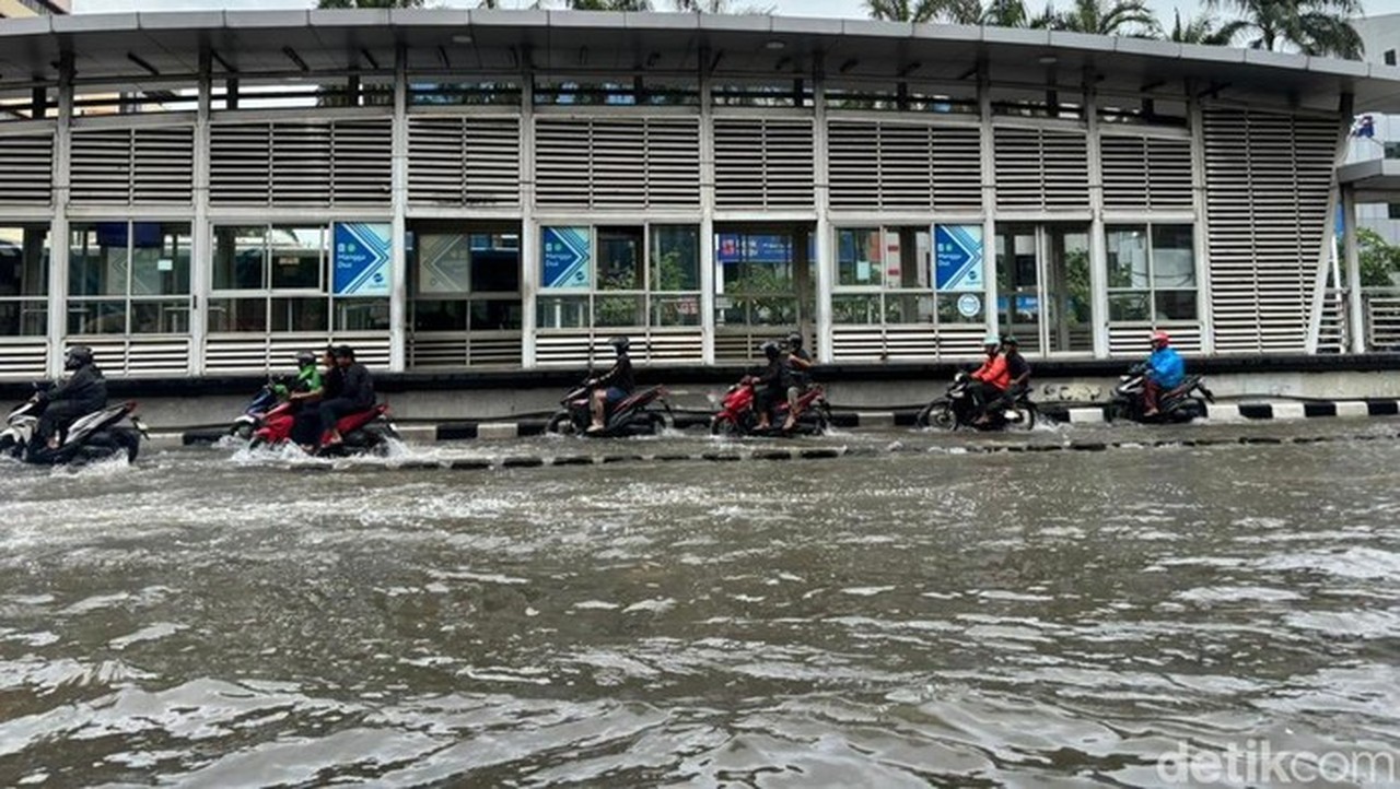 Banjir Masih Rendam Jalan Mangga Dua Raya, Pemotor Nekat Lewati Jalur TransJakarta Banjir Masih Rendam Jalan Mangga Dua Raya, Pemotor Nekat Lewati Jalur TransJakarta