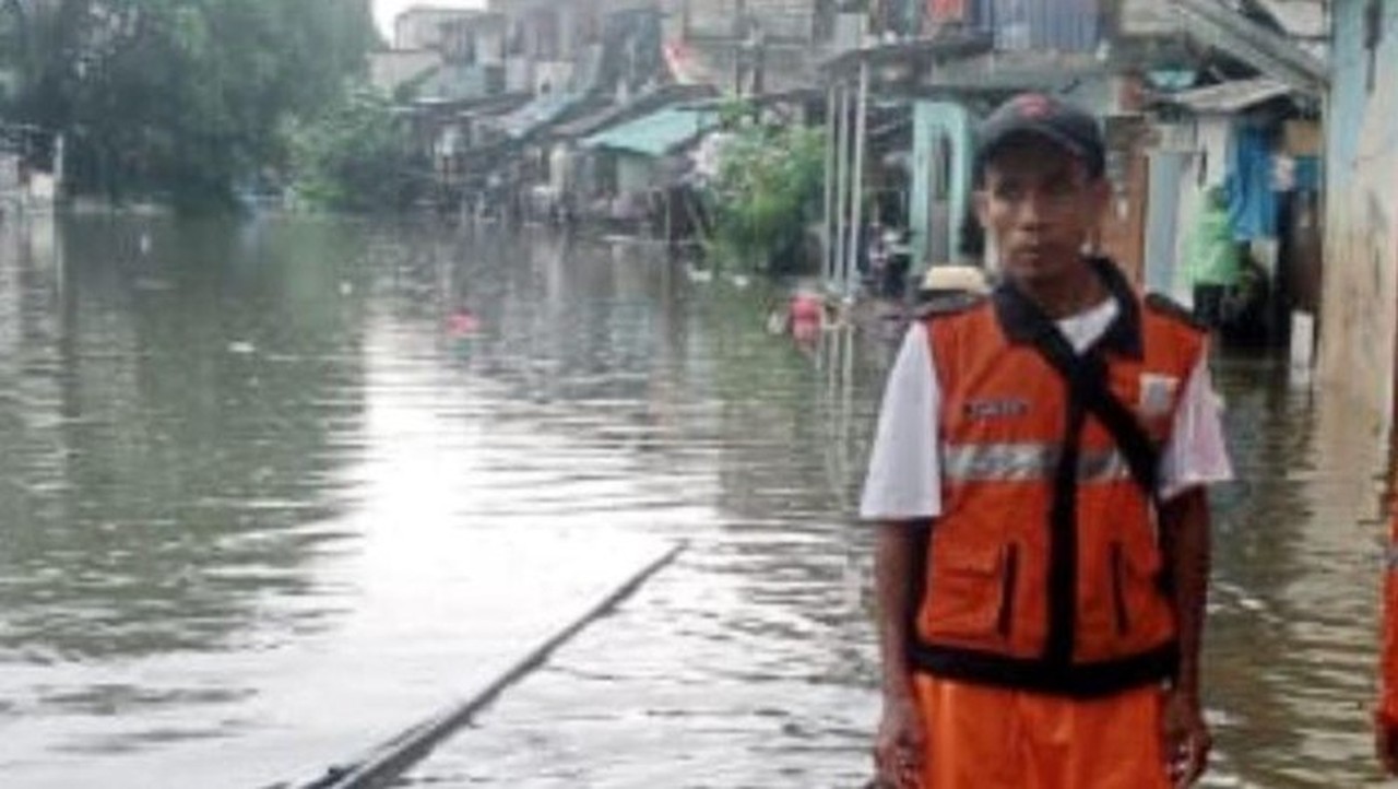 Banjir Luapan Kali Item, Ratusan Warga Pademangan Timur Jakarta Utara Terpaksa Mengungsi Banjir Luapan Kali Item, Ratusan Warga Pademangan Timur Jakarta Utara Terpaksa Mengungsi