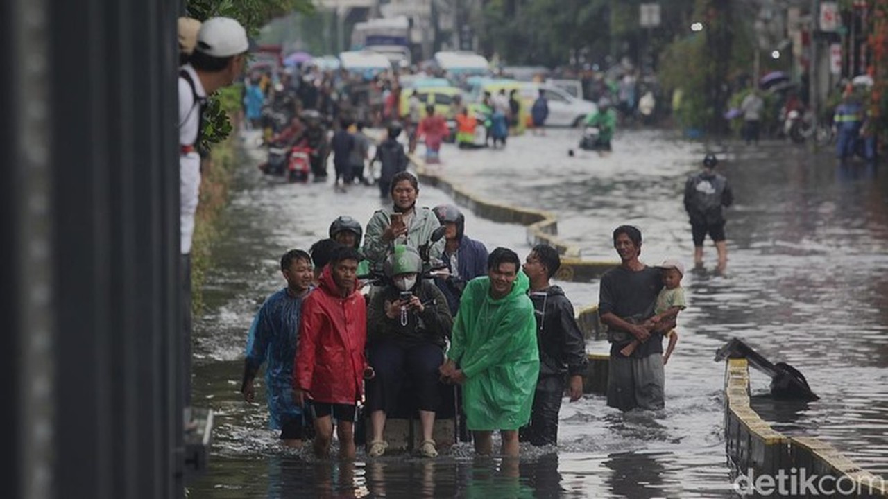 Banjir 60 Cm Landa Gunung Sahari, Akses ke Jakarta Utara Terputus Total