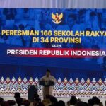 Prabowo Terpukau Atraksi Baris-berbaris Siswa di Peresmian 166 Sekolah Rakyat Banjarbaru