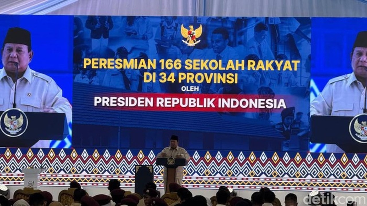 Prabowo Terpukau Atraksi Baris-berbaris Siswa di Peresmian 166 Sekolah Rakyat Banjarbaru
