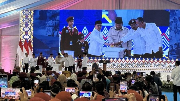 Prabowo Resmikan 166 Sekolah Rakyat di 34 Provinsi, Ungkap Momen Haru