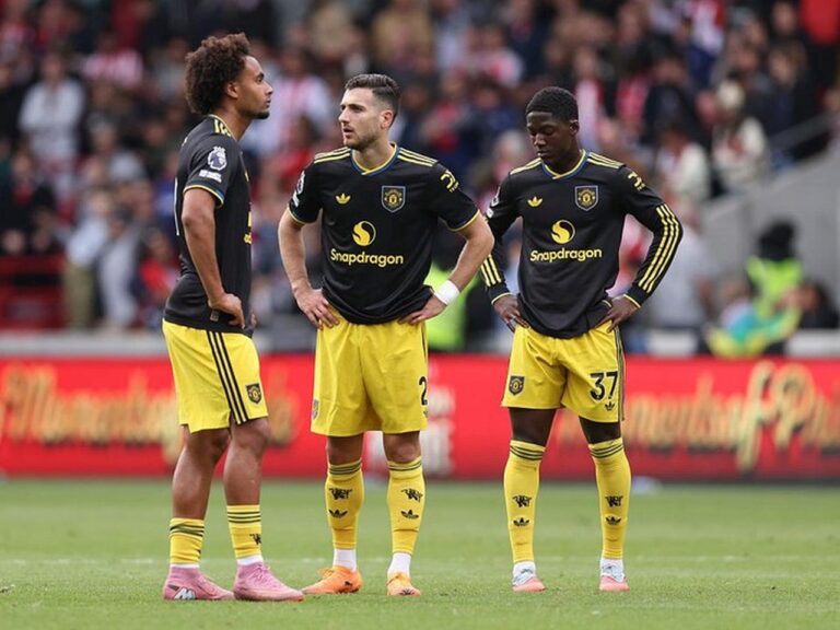 Manchester United Terpuruk: Ally McCoist Soroti Krisis Kepercayaan Diri Pasca Tersingkir dari Piala FA Manchester United Terpuruk: Ally McCoist Soroti Krisis Kepercayaan Diri Pasca Tersingkir dari Piala FA