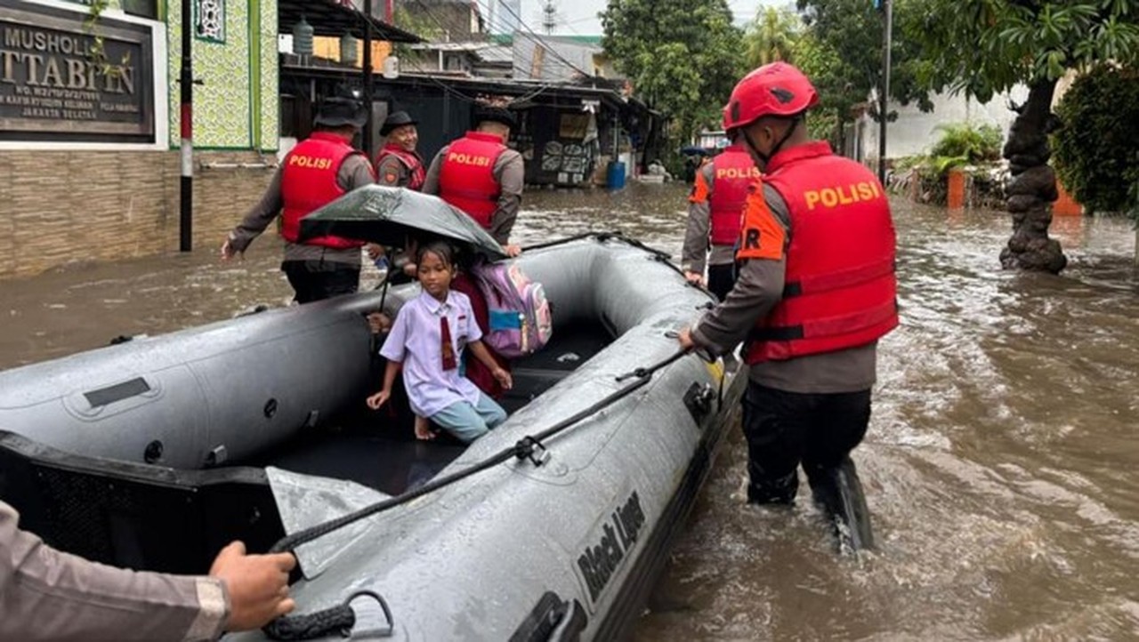 Banjir Jakarta: Brimob Polda Metro Jaya Evakuasi Murid SD Pakai Perahu Karet