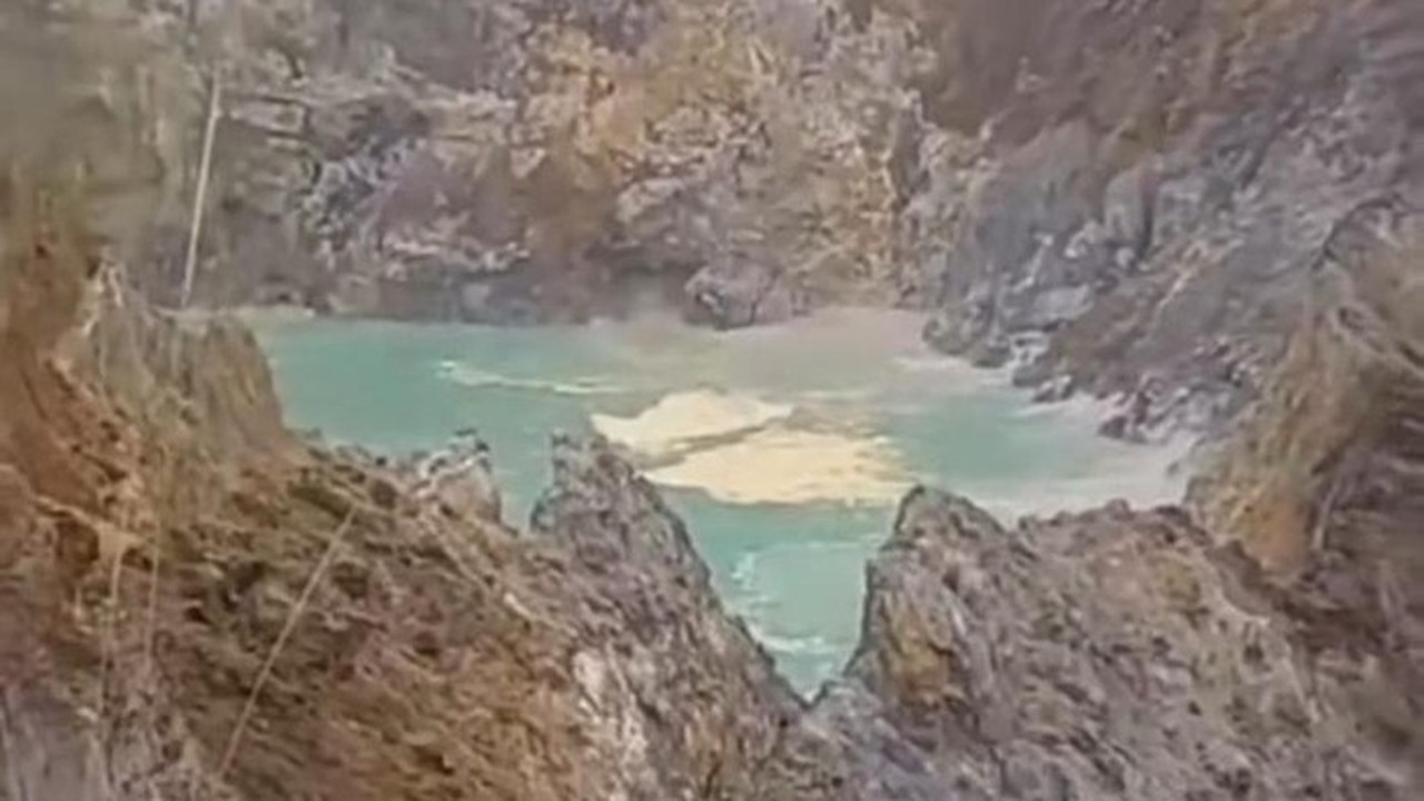 Gemuruh di Danau Kelimutu NTT: Longsor Tebing Akibat Hujan Tinggi, Badan Geologi Jelaskan Penyebabnya