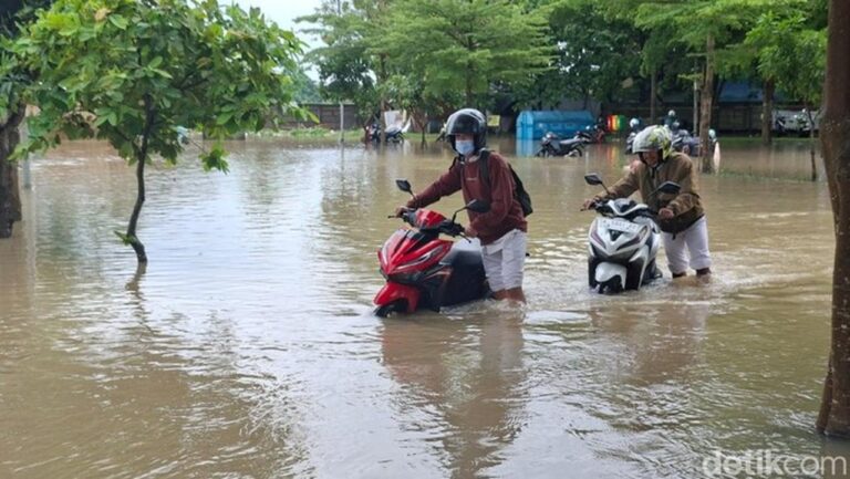 RSUD Kota Serang Terendam Banjir, Kendaraan di Parkiran Ikut Tergenang