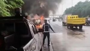 Mobil Boks Terbakar di Tol Cijago Depok Diduga Akibat Korsleting Listrik