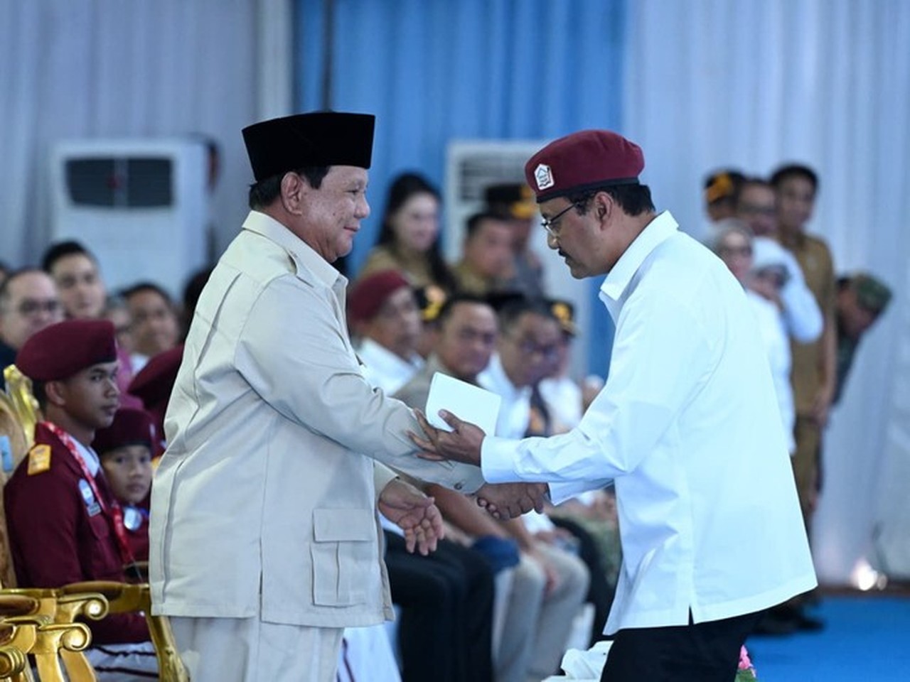 Momen Haru Peresmian 166 Sekolah Rakyat, Gus Ipul Dipeluk Prabowo di Banjarbaru