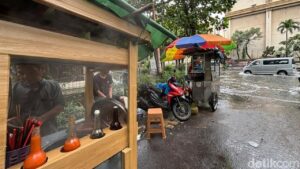 Pedagang Mi Ayam Juned Bertahan Jualan di Tengah Banjir Mangga Dua, Pembeli Sepi