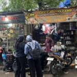 Banjir Jakarta Utara: Tukang Bengkel Raup Untung dari Motor Mogok Terendam Air