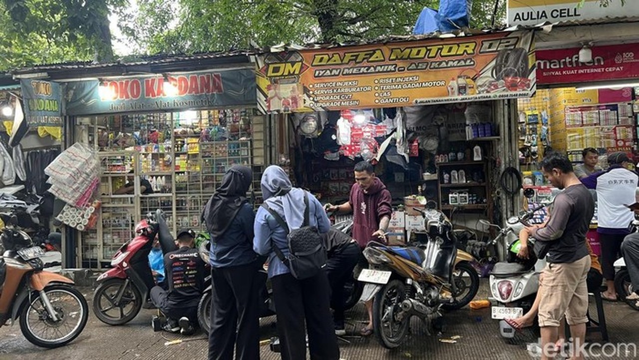 Banjir Jakarta Utara: Tukang Bengkel Raup Untung dari Motor Mogok Terendam Air
