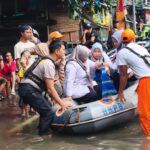 Guru Terluka Akibat Banjir di Jakut, Polisi dan PPSU Sigap Lakukan Evakuasi Cepat