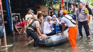 Guru Terluka Akibat Banjir di Jakut, Polisi dan PPSU Sigap Lakukan Evakuasi Cepat
