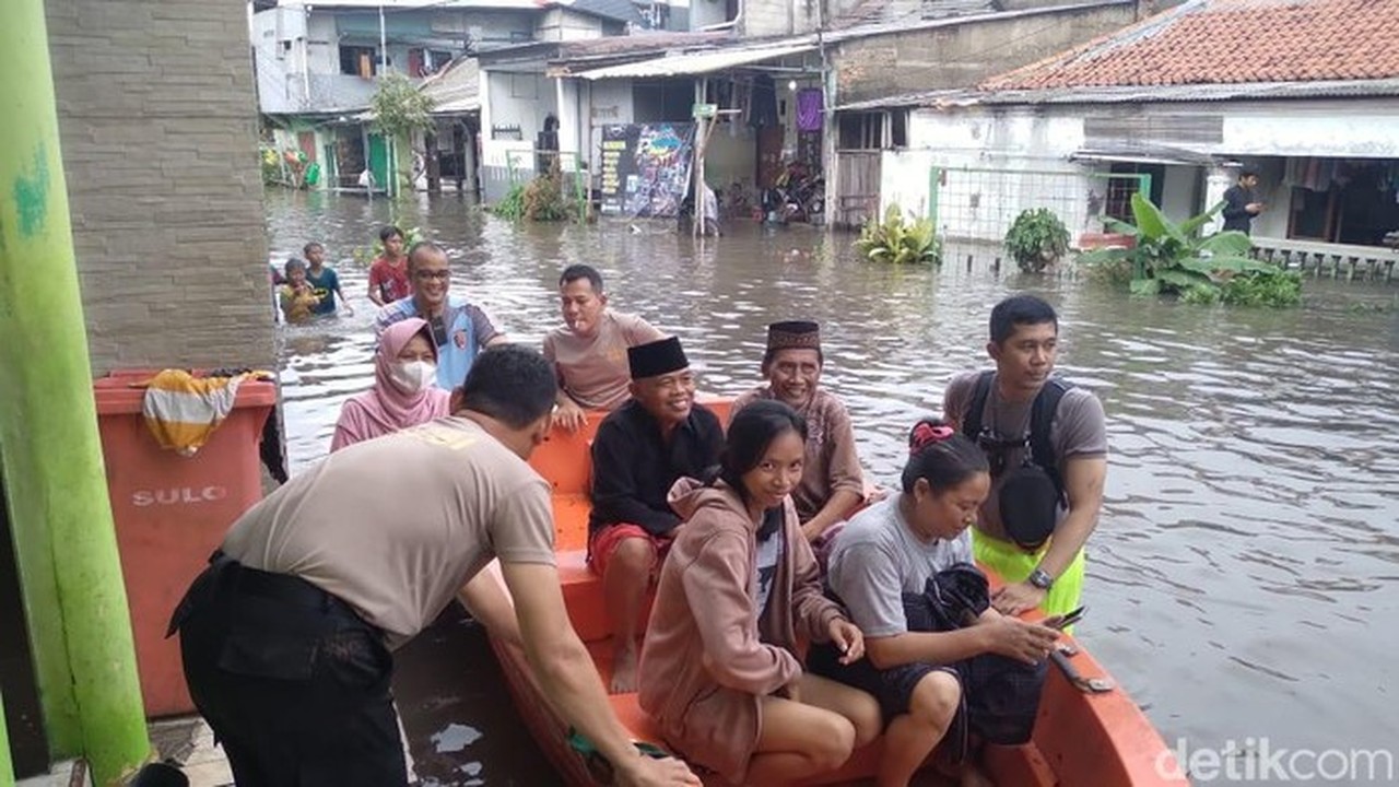 Banjir Landa Pegangsaan Dua Jakarta Utara, 166 Warga Mengungsi ke Posko Darurat Banjir Landa Pegangsaan Dua Jakarta Utara, 166 Warga Mengungsi ke Posko Darurat
