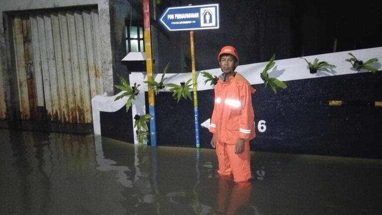 Banjir Jakarta Malam Ini: 59 RT dan 30 Ruas Jalan Masih Terendam Akibat Hujan Tinggi