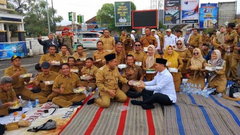Kemendes Dorong Desa Tematik Padi Organik di Blora dalam Peringatan Hari Desa