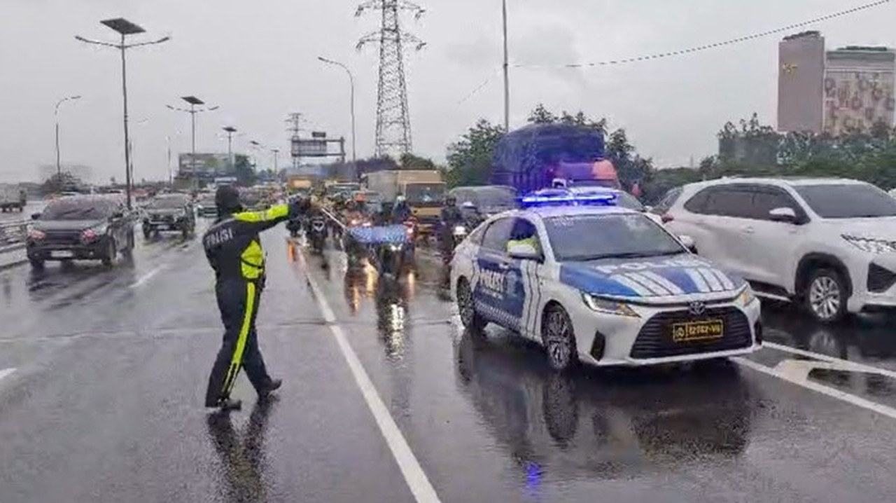 Banjir Jabodetabek: Motor Diizinkan Melintas di Tol Sunter dan Tarumajaya Selama 20 Menit