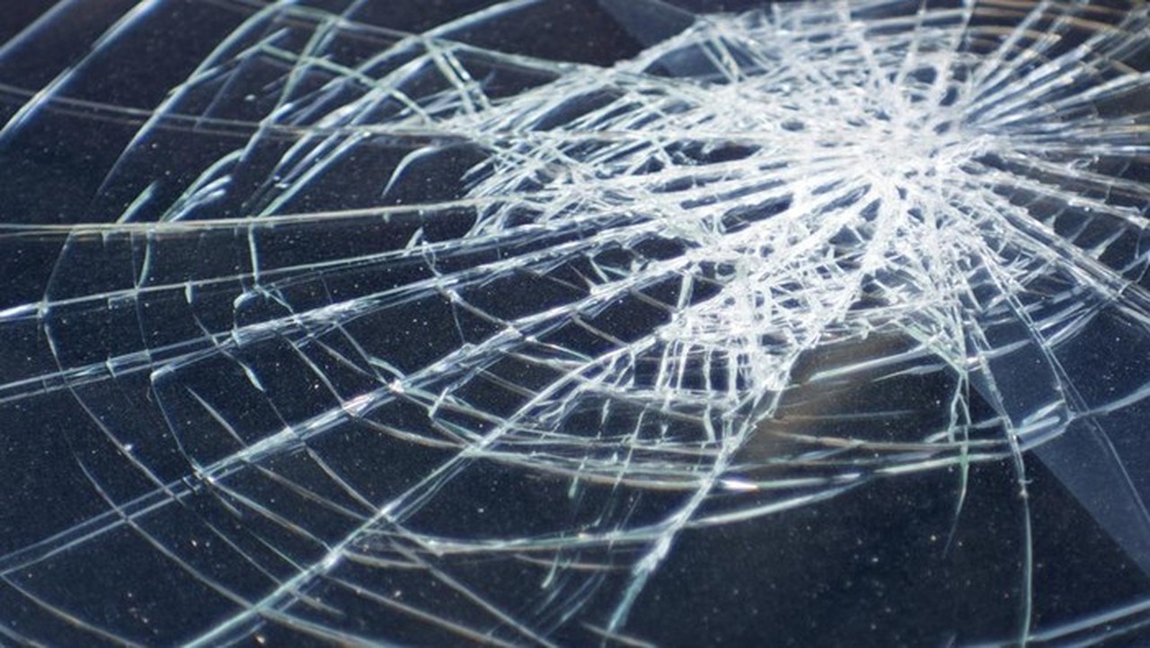 Bus Transjakarta Tergelincir dan Tabrak Tiang di Tanjung Barat, Satu Penumpang Terluka