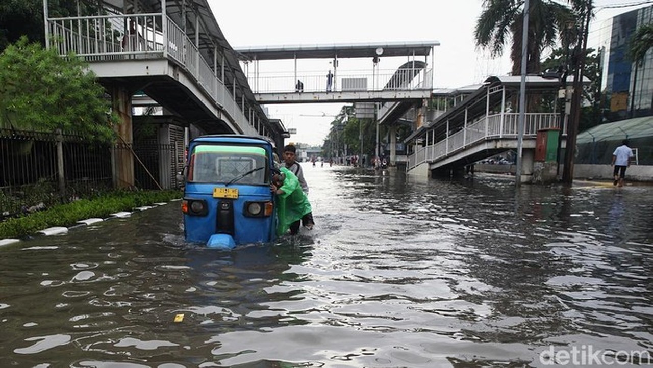 Banjir Jakarta Meluas: 63 RT Terendam, Ketinggian Air Capai 1 Meter di Kampung Melayu dan Pejaten Timur