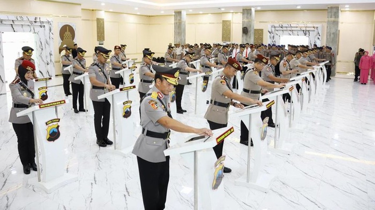 Mutasi 13 Kapolres di Jawa Tengah, Kapolda Jateng Pimpin Langsung Sertijab 32 Perwira Menengah