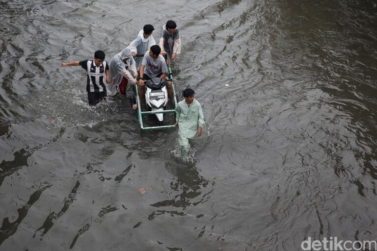 Hujan Deras Guyur Jabodetabek, BMKG Ungkap Pemicu dan Prediksi Sepekan ke Depan